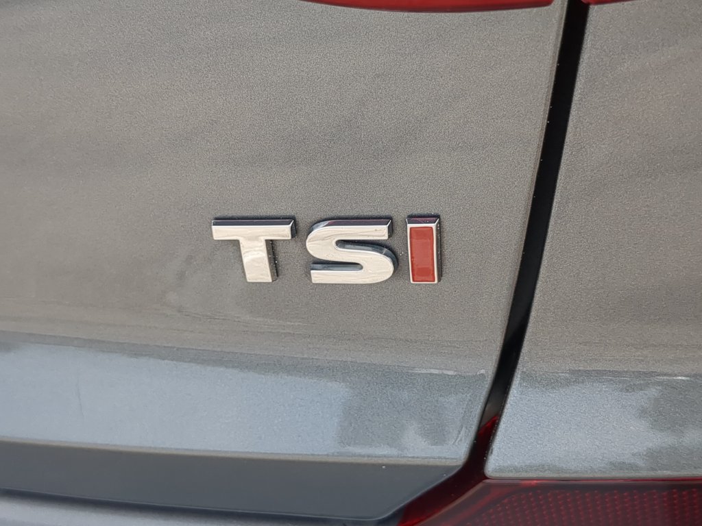 Used 2018 Volkswagen Passat 2.0T R-Line w/ R-Line Lighting Package FWD image 10