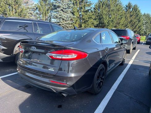 Used 2019 Ford Fusion SE w/ Equipment Group 151A FWD image 3