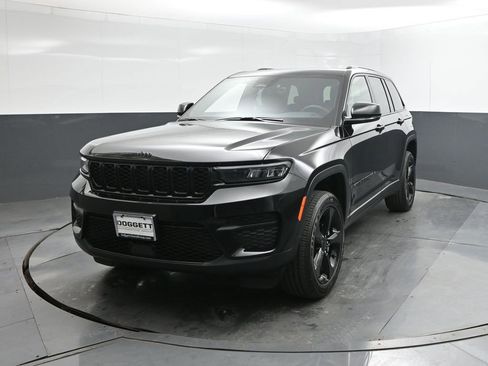New 2025 Jeep Grand Cherokee Altitude image 30