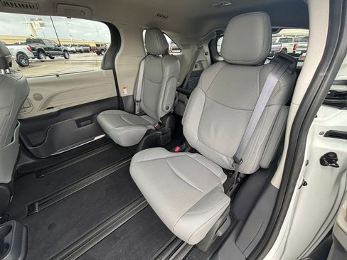 Used 2023 Toyota Sienna Limited image 27