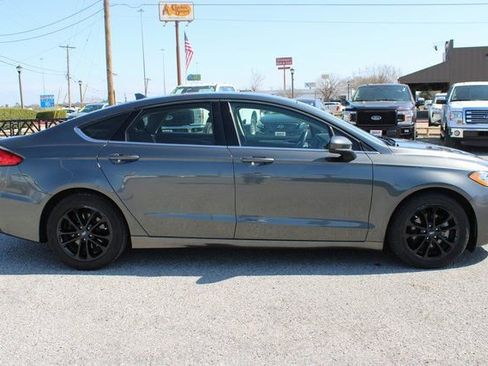 Used 2019 Ford Fusion SE image 4