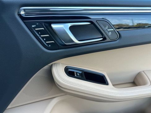 Certified 2025 Porsche Macan AWD/4WD image 19