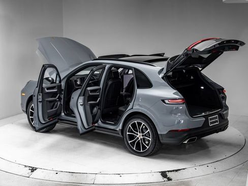 Certified 2025 Porsche Cayenne AWD/4WD image 36