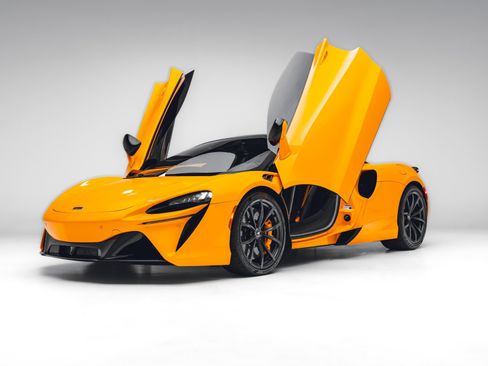 Used 2023 McLaren Artura RWD image 4