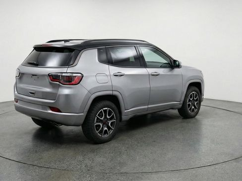 Used 2025 Jeep Compass Trailhawk AWD/4WD image 7