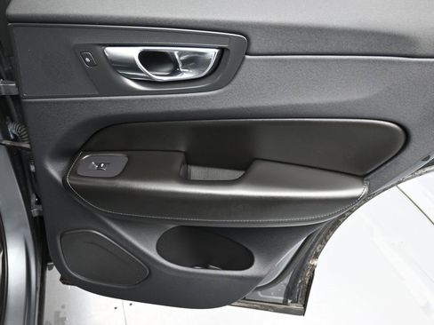 Used 2019 Volvo XC60 T6 Momentum w/ Multimedia Package image 18