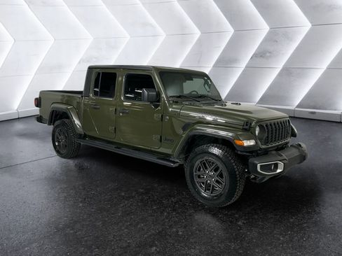 Used 2024 Jeep Gladiator Sport image 1