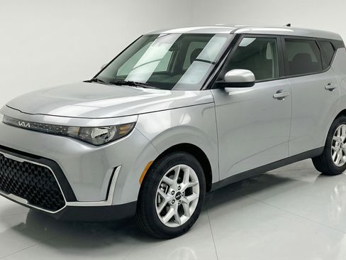 Used 2025 Kia Soul LX w/ LX Technology Package image 3