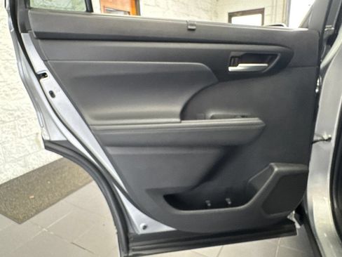 Used 2025 Toyota Highlander XLE AWD/4WD image 43