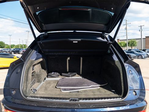 Used 2021 Bentley Bentayga AWD/4WD image 28