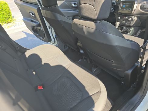 Used 2018 Jeep Renegade Altitude w/ Cold Weather Group FWD image 11