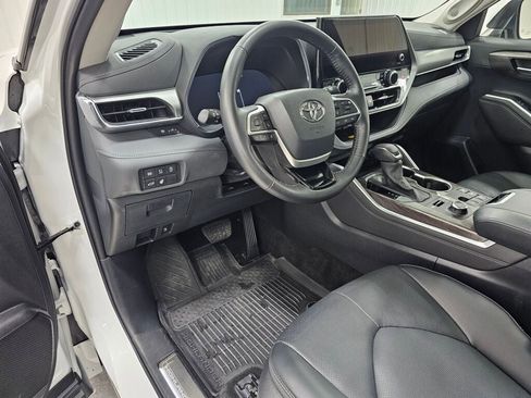 Used 2024 Toyota Highlander Platinum AWD/4WD image 32