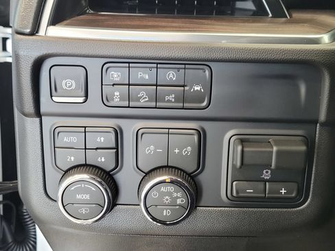 New 2026 Chevrolet Suburban Z71 w/ Z71 Off-Road Package AWD/4WD image 20