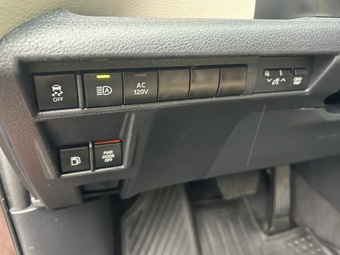 Used 2023 Toyota Sienna XLE w/ XLE Plus Package AWD/4WD image 11