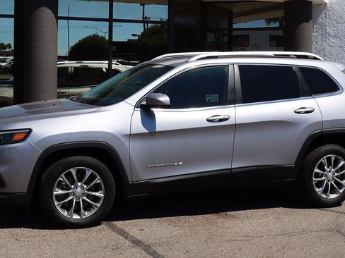 Used 2019 Jeep Cherokee Latitude Plus w/ Comfort/Convenience Group FWD image 7