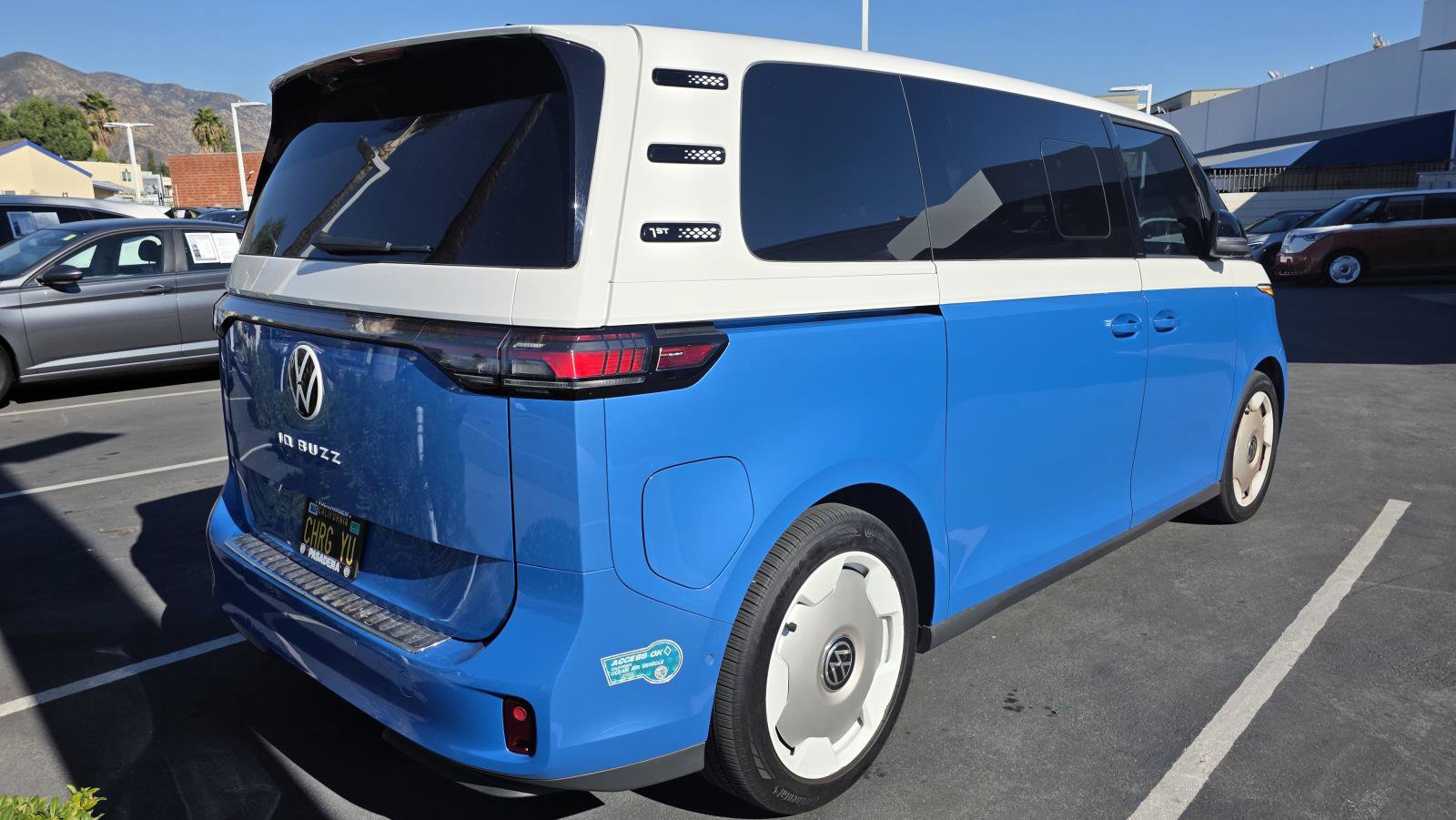 Used 2025 Volkswagen ID. Buzz 1st Edition RWD image 3