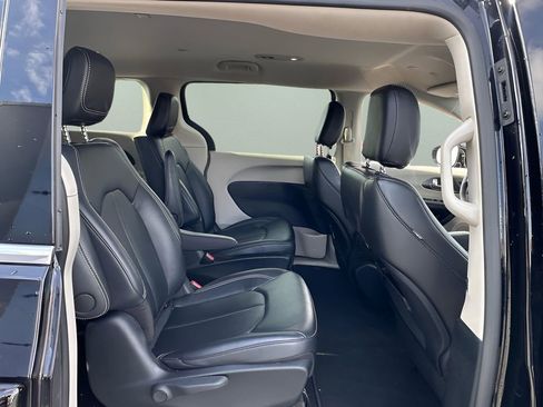 Used 2024 Chrysler Pacifica Select image 11
