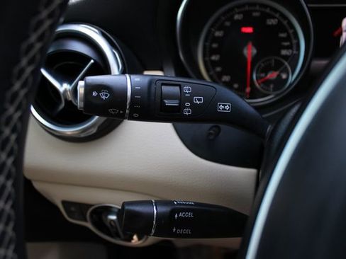 Used 2020 Mercedes-Benz GLA 250 4MATIC w/ Premium Package image 6
