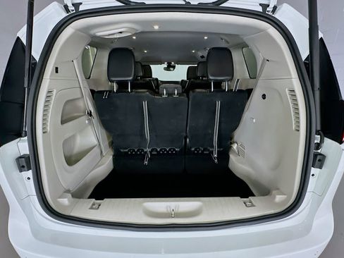 Certified 2024 Chrysler Pacifica Touring-L FWD image 33