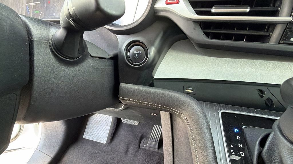 Certified 2025 Toyota Sienna XLE FWD image 17