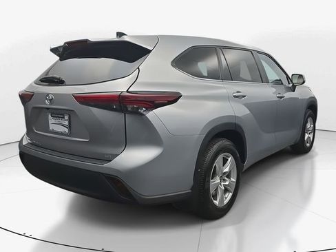 Used 2024 Toyota Highlander LE image 10