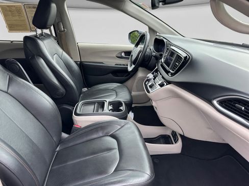 Used 2020 Chrysler Pacifica Touring-L FWD image 16