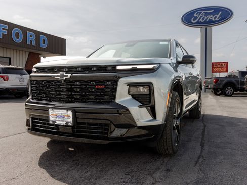 Used 2025 Chevrolet Traverse RS image 2