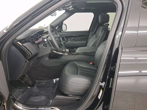 Used 2025 Land Rover Range Rover Sport SE image 5