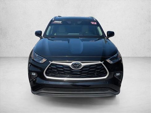 Used 2022 Toyota Highlander XLE image 3