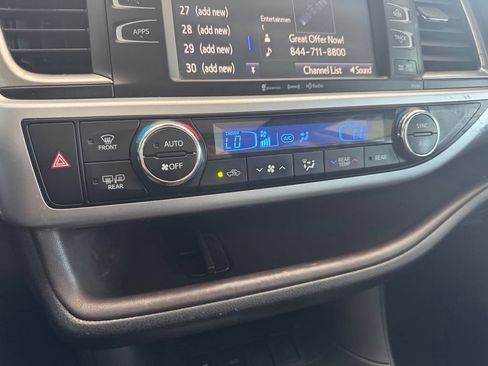 Used 2019 Toyota Highlander XLE FWD image 12