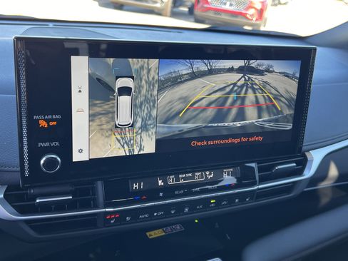 Used 2025 Toyota Sienna Platinum image 25