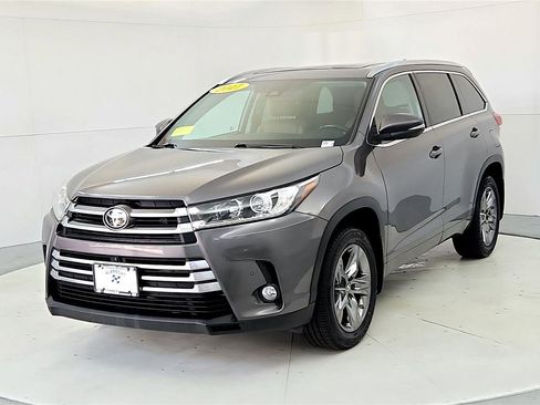 Used 2017 Toyota Highlander Limited Platinum image 3