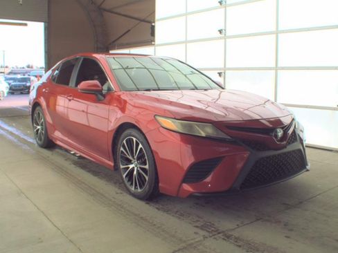 Used 2019 Toyota Camry SE FWD image 4