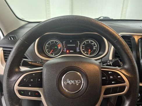 Used 2018 Jeep Cherokee Latitude w/ Safety Group AWD/4WD image 11