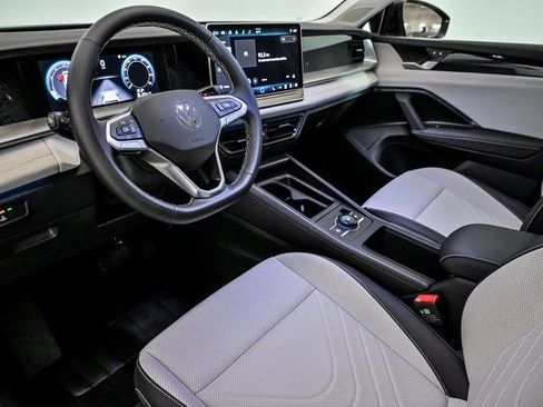 Used 2025 Volkswagen Tiguan SE w/ Panoramic Sunroof Package image 10