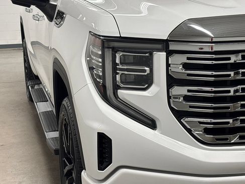 Used 2023 GMC Sierra 1500 Denali w/ Technology Package AWD/4WD image 5
