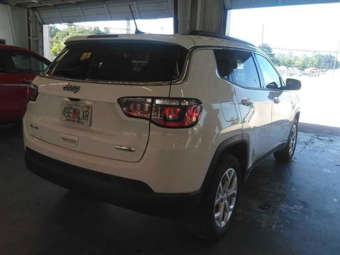 Used 2024 Jeep Compass Latitude AWD/4WD image 3