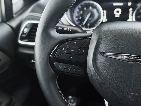 Used 2025 Chrysler Pacifica Limited image 25