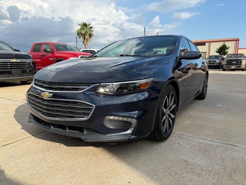 Used 2017 Chevrolet Malibu LT w/ Leather Package image 3