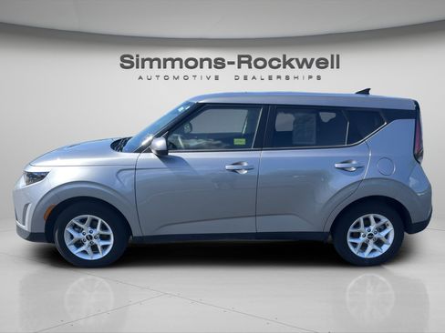 Used 2025 Kia Soul LX w/ LX Technology Package FWD image 2