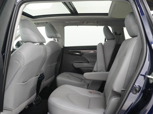 Used 2020 Toyota Highlander Platinum AWD/4WD image 16