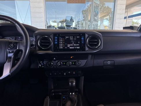 Used 2019 Toyota Tacoma TRD Off-Road w/ Technology Package AWD/4WD image 18