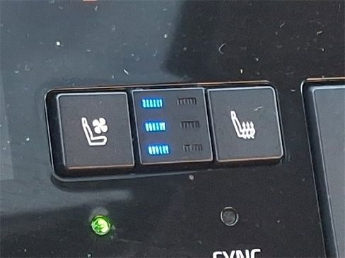 Used 2021 Toyota Avalon Limited image 27