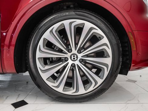Used 2025 Bentley Bentayga image 18
