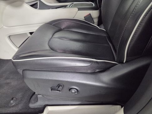 Certified 2024 Chrysler Pacifica Limited image 13