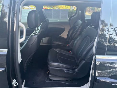 Used 2023 Chrysler Pacifica Touring-L FWD image 19