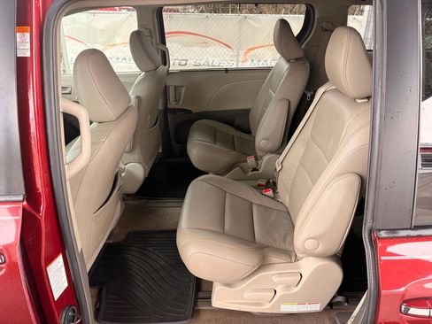 Used 2016 Toyota Sienna XLE image 18