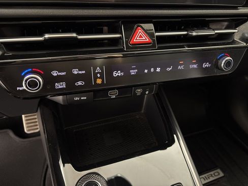 Used 2023 Kia Niro SX Touring image 32