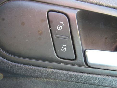 Used 2018 Volkswagen Beetle 2.0T S image 25