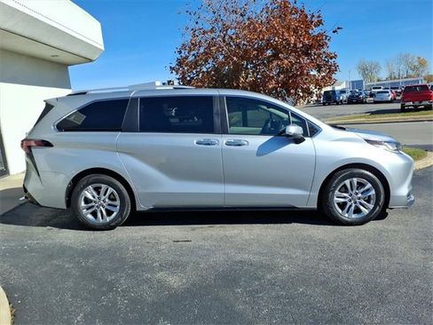 Used 2022 Toyota Sienna Limited image 28